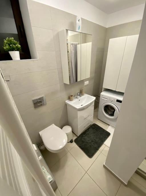 Cozy Central Apartment With 2 Rooms Bukarest Eksteriør billede