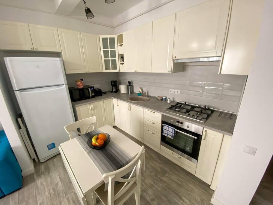 Cozy Central Apartment With 2 Rooms Bukarest Eksteriør billede